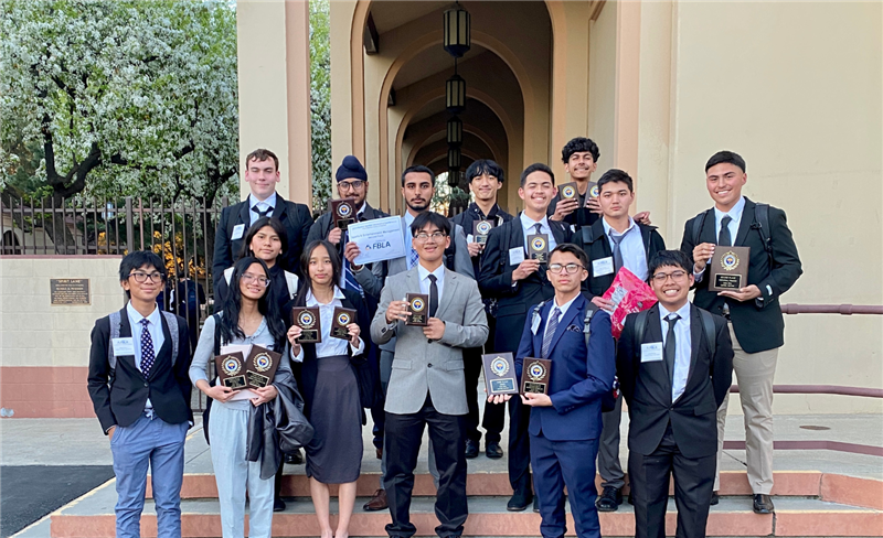  FBLA members holding their plaques